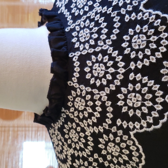 Gap Black & White Embroidered 3/4 Bell Sleeve Top Size Medium - Picture 6 of 12